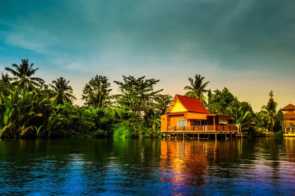 高跷在泰国农村条河上的房子. — 图库照片