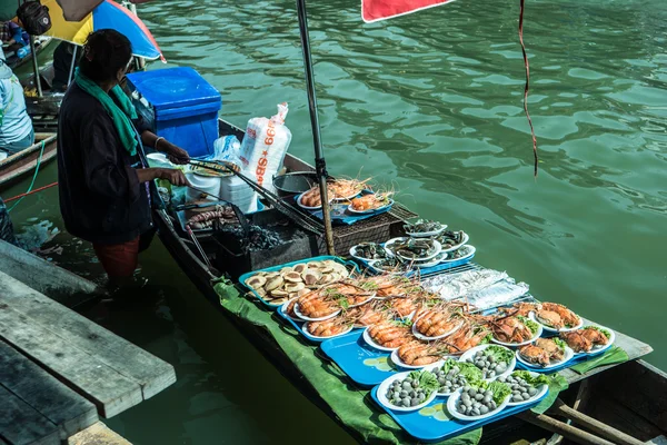 Kereskedők hajók egy úszó piac Thaiföld. — Stock Fotó