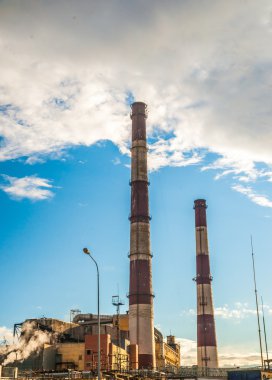 Kömür fosil yakıt enerji santrali bacalardan ile