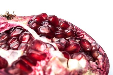 Beyaz üzerine izole edilmiş nar.