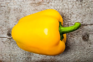 ahşap üzerine dolmalık biber