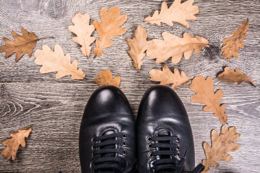 Zemin üzerinde mavi çizmeler.