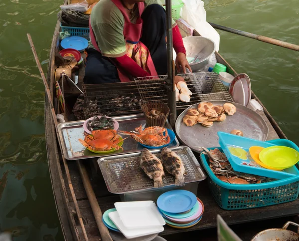 Kereskedők hajók egy úszó piac Thaiföld. — Stock Fotó