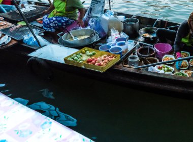 Tayland kayan bir pazarda tüccarlar tekneler.