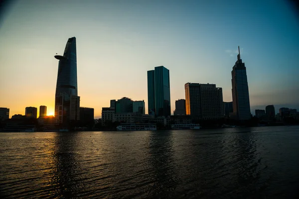 Panorama van Ho Chi Minh bekeken over Saigon-rivier — Stockfoto