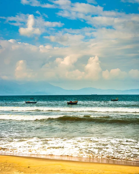 ダナン市のビーチのそばの海の波 — ストック写真