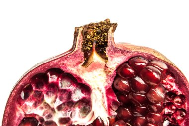 Beyaz üzerine izole edilmiş nar.