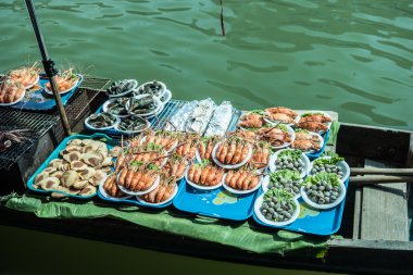 Tayland kayan bir pazarda tüccarlar tekneler.