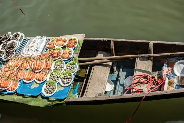 Kereskedők hajók egy úszó piac Thaiföld. — Stock Fotó