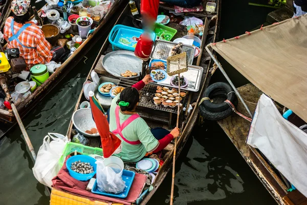 Comerciantes barcos em um mercado flutuante na Tailândia . — Fotografia de Stock