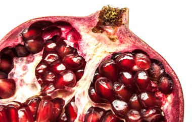 Beyaz üzerine izole edilmiş nar.