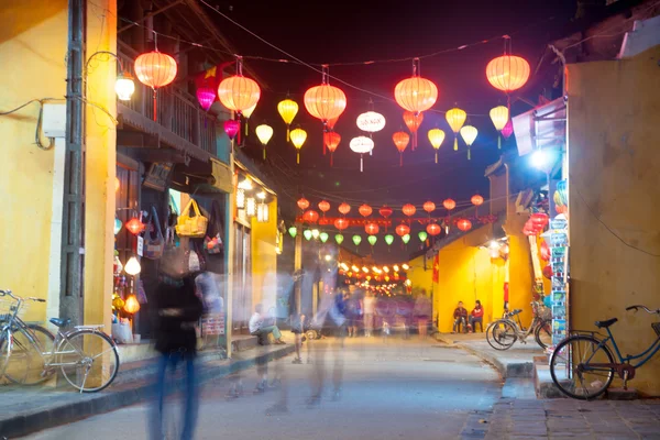 Nacht uitzicht op een straat in Hoi An, Vietnam. — Stockfoto