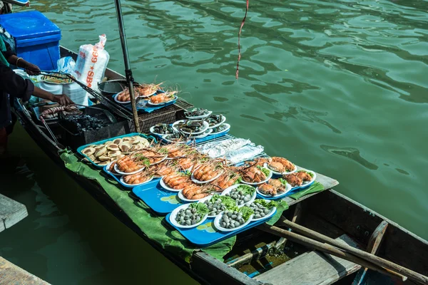 Tayland kayan bir pazarda tüccarlar tekneler.