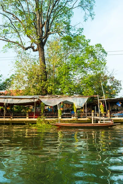 Nehir kırsal Tayland yukarıda Tepedeki Ev.