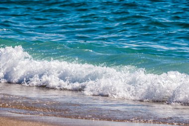 Kumlu sahil ve deniz