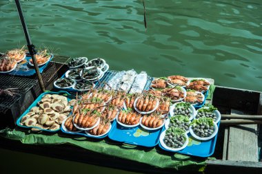 Tayland kayan bir pazarda tüccarlar tekneler.