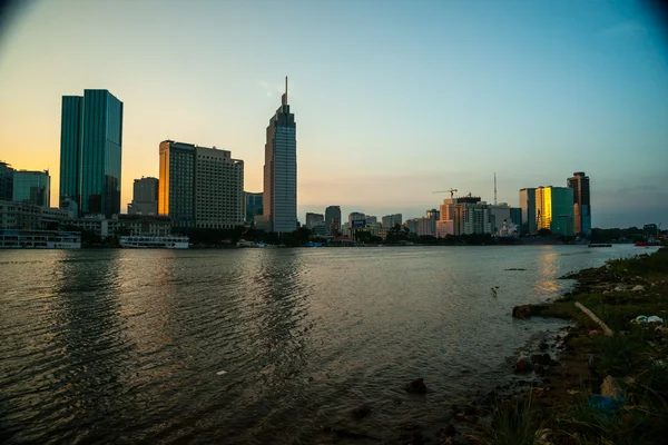 Panorama de Ho Chi Minh visto sobre o rio Saigão — Fotografia de Stock