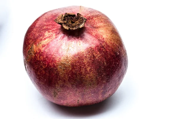 Beyaz üzerine izole edilmiş nar.