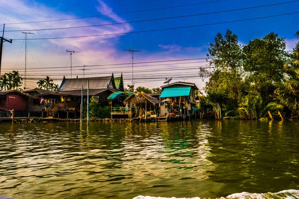 Casas inclinadas sobre el río en la Tailandia rural . — Foto de Stock