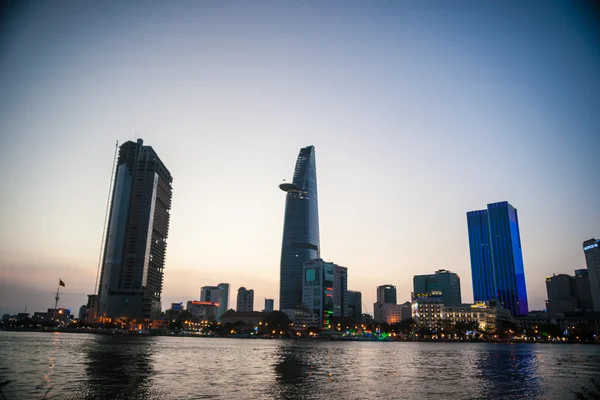 Panorama van Ho Chi Minh bekeken over Saigon-rivier — Stockfoto