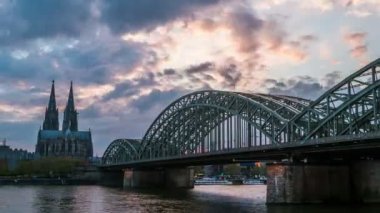 Köln Katedrali ve Hohenzollern köprü günbatımı timelapse,
