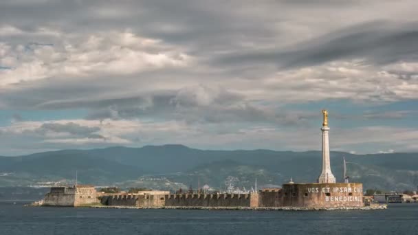 Timelapse van de zegen van een gouden Madonnina in Messina, Sicilië Italië. — Stockvideo