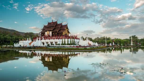 Dag till natt timelapse av Royal Flora templet Chiang Mai, Thailand — Stockvideo