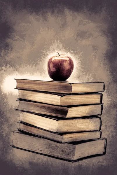 Pila de libros antiguos con una manzana en la parte superior — Foto de Stock