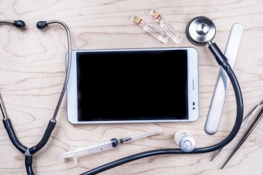 Tablet PC masa üzerinde tıbbi nesnelerle