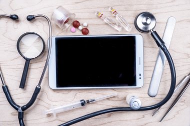 Tablet PC masa üzerinde tıbbi nesnelerle