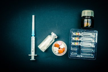 Tıbbi nesneleri natürmort yukarıda da görüleceği.