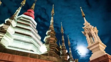 Chiang Mai, Tayland bir tapınağın Gece timelapse