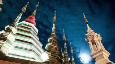 Chiang Mai, Tayland bir tapınağın Gece timelapse