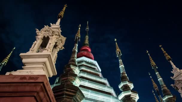 Nacht timelapse van een tempel in Chiang Mai, Thailand — Stockvideo