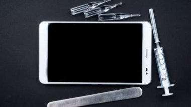 Tablet PC masa üzerinde tıbbi nesnelerle