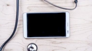Tablet PC masa üzerinde tıbbi nesnelerle