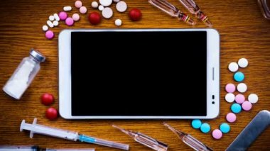 Tablet PC masa üzerinde tıbbi nesnelerle