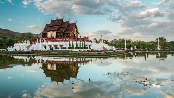 Día a noche timelapse del templo de la Flora Real Chiang Mai, Tailandia — Vídeos de Stock