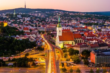 Bratislava şehir merkezinin gece görünümü