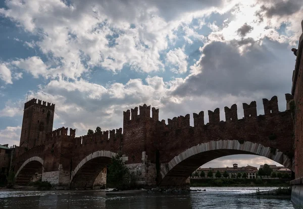 Ponte de pedra medieval Ponte Scaligero — Fotografia de Stock