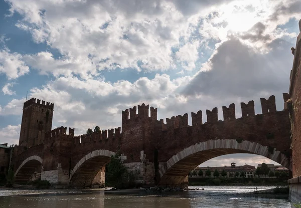 Ponte de pedra medieval Ponte Scaligero — Fotografia de Stock