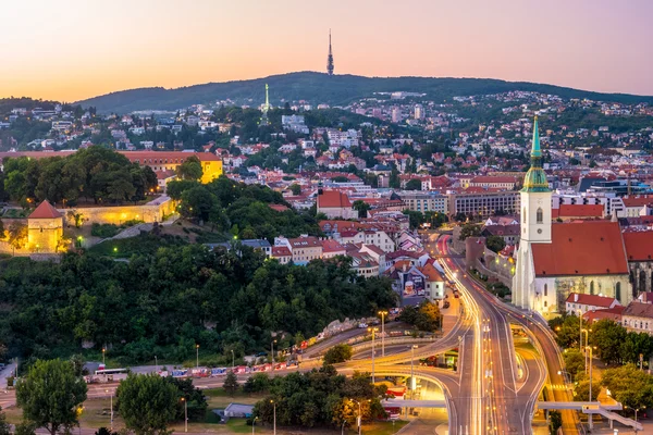 Bratislava şehir merkezinin gece görünümü — Stok fotoğraf