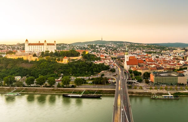 Noční pohled z centra města Bratislava — Stock fotografie