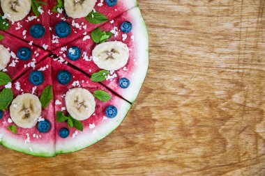 Ahşap üzerine karpuz pizza