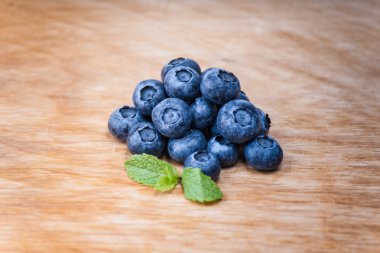 ahşap üzerine yaban mersini