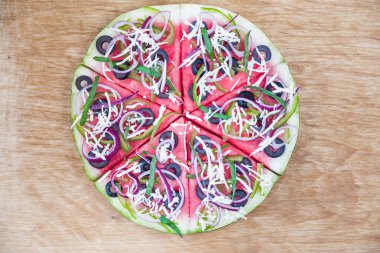 Ahşap üzerine karpuz pizza