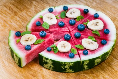 Ahşap üzerine karpuz pizza
