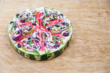 Ahşap üzerine karpuz pizza