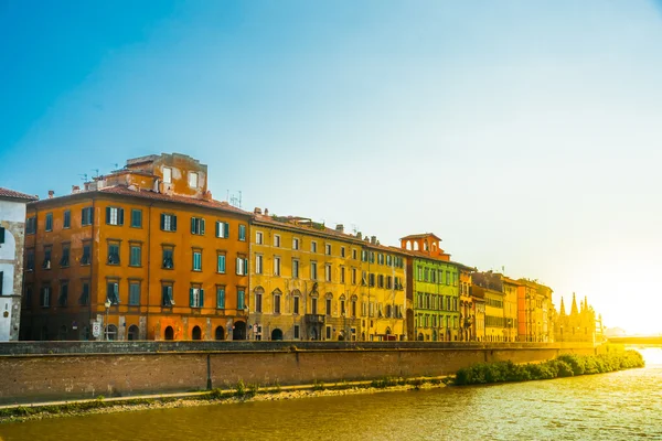 Vista de la antigua calle y el río Arno en la ciudad de Pisa, Italia — Foto de Stock