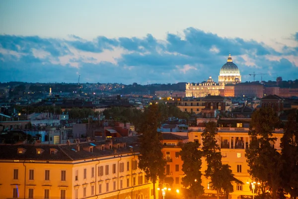 Нічний погляд Соборі Святого Петра в Римі, Італія — стокове фото